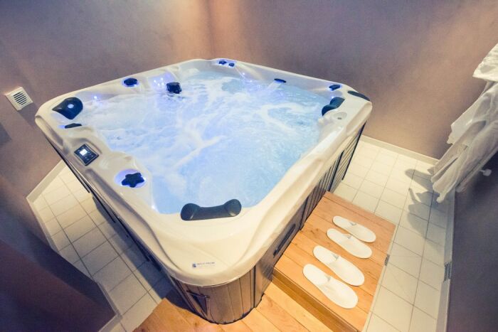 Jaccuzzi.jpg Le Bonheur des Gens Jaccuzzi.jpg Le Bonheur des Gens