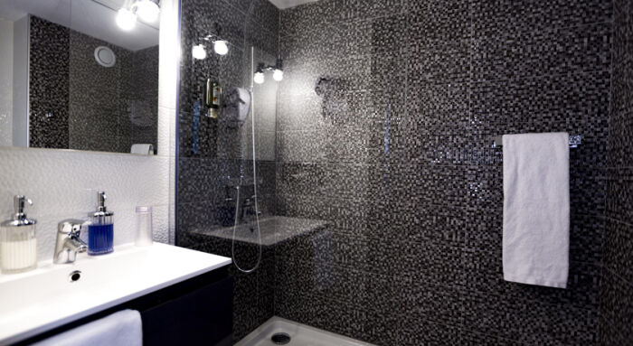 sdb.jpg Hôtel Relais Saint-Jean sdb.jpg Hôtel Relais Saint-Jean