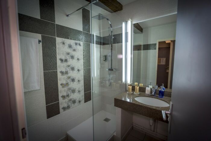 sdb.jpg Hôtel Relais Saint-Jean sdb.jpg Hôtel Relais Saint-Jean