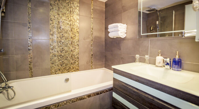 sdb.jpg Hôtel Relais Saint-Jean sdb.jpg Hôtel Relais Saint-Jean