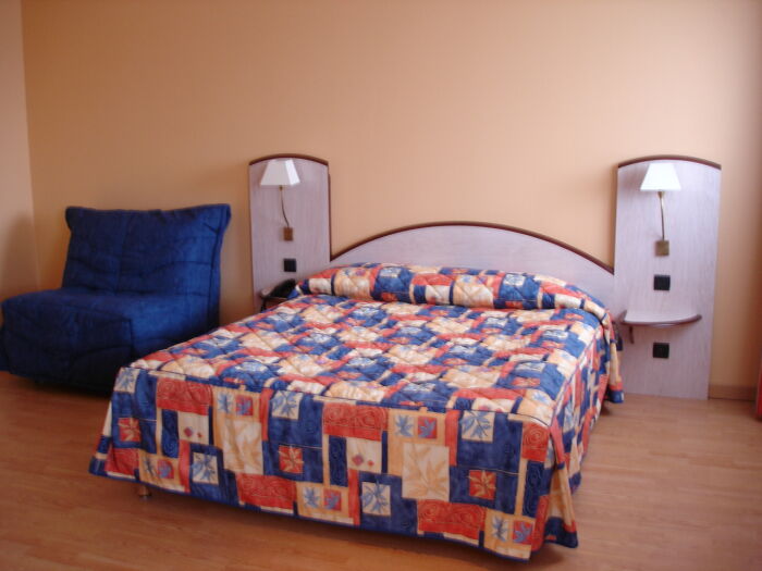 Hôtel des Sources - chambre triple .JPG Hôtel des Sources Hôtel des Sources - chambre triple .JPG Hôtel des Sources