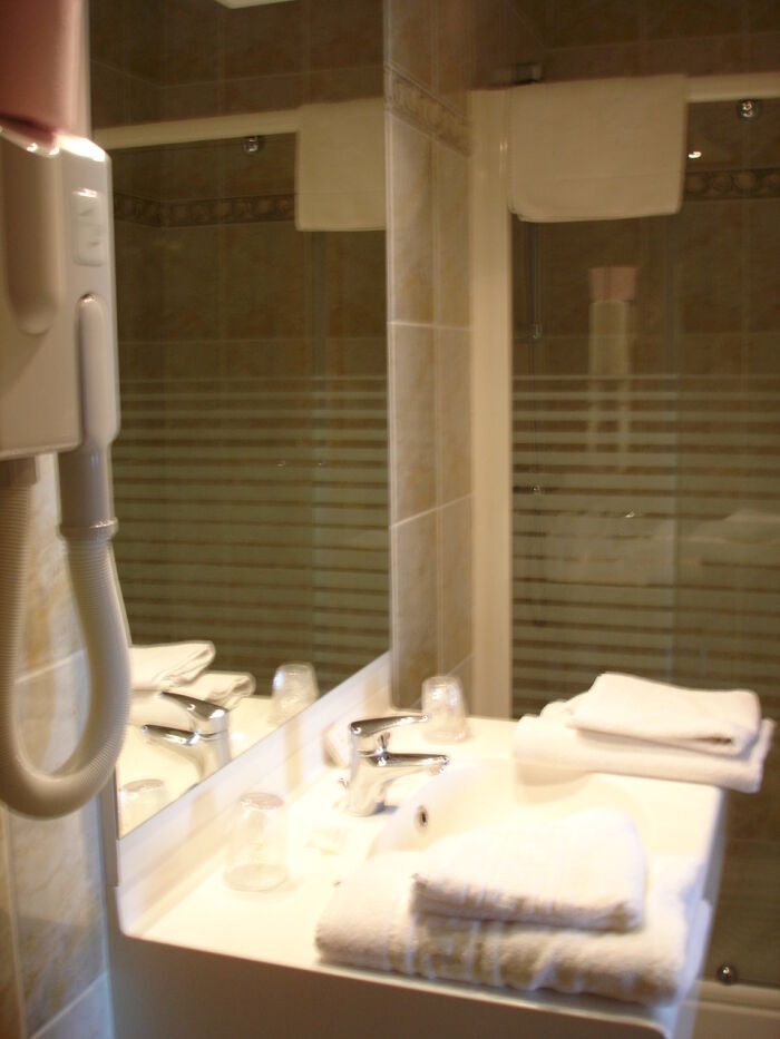 Hôtel des Sources - sdb.JPG Hôtel des Sources Hôtel des Sources - sdb.JPG Hôtel des Sources