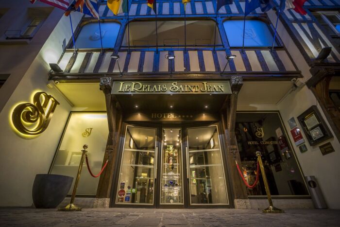 entree nuit.jpg Hôtel Relais Saint-Jean entree nuit.jpg Hôtel Relais Saint-Jean