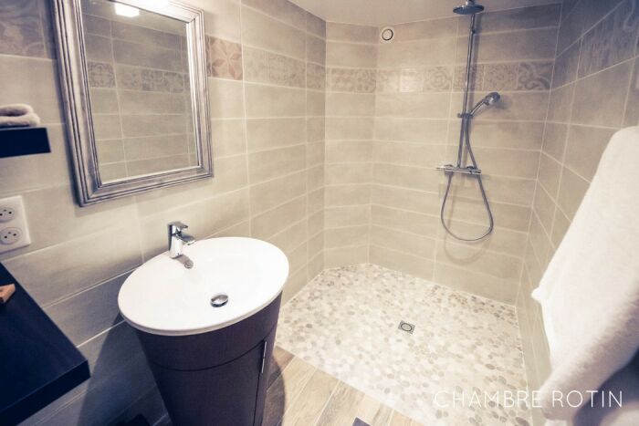 SDB chambre rotin.jpg Le Bonheur des Gens SDB chambre rotin.jpg Le Bonheur des Gens