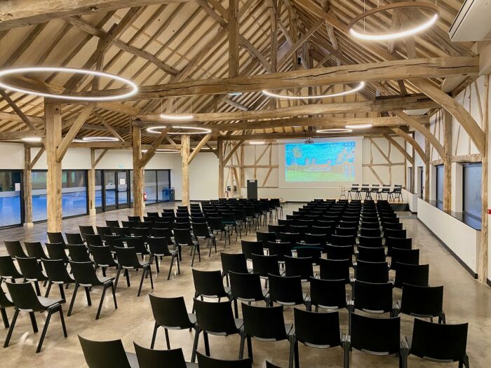 salle avec chaises.jpeg © M. HAMOT