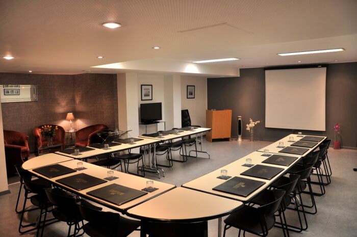 salle de réunion.jpeg Hôtel Relais Saint-Jean salle de réunion.jpeg Hôtel Relais Saint-Jean