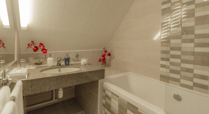 sdb.jpg Hôtel Relais Saint-Jean sdb.jpg Hôtel Relais Saint-Jean